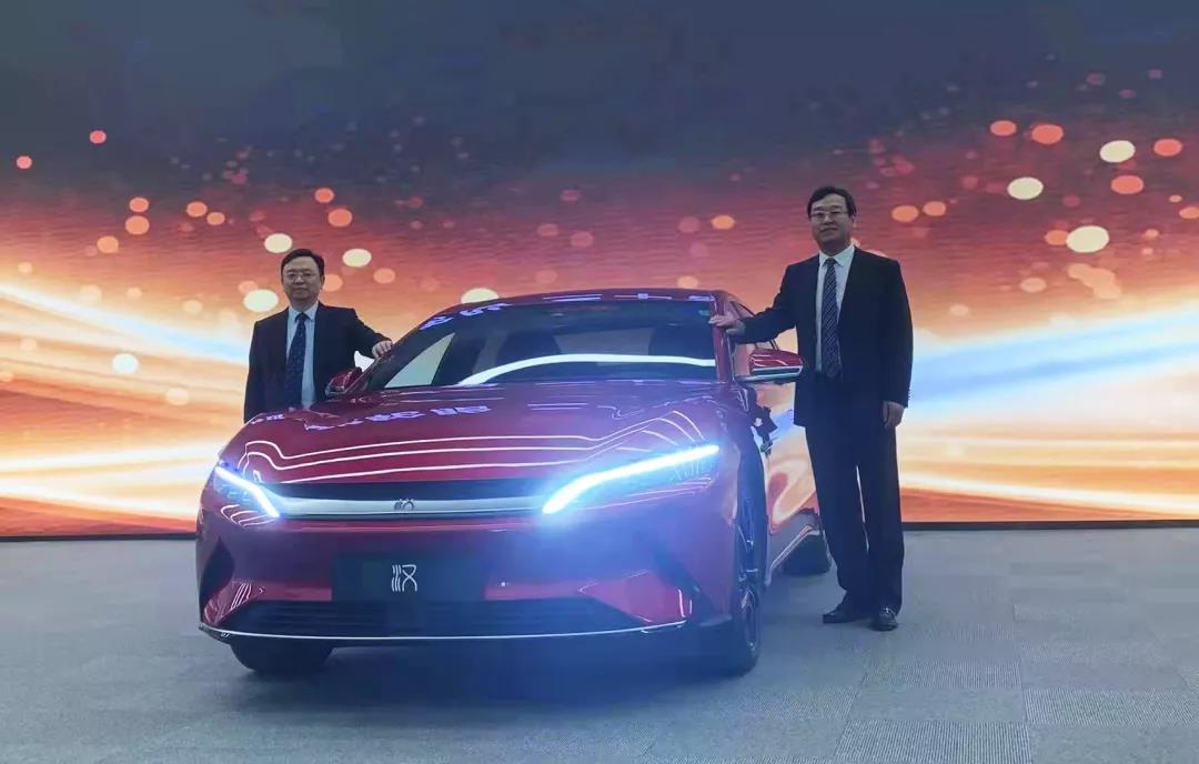 比亞迪董事長(zhǎng)兼總裁王傳福與玲瓏輪胎董事長(zhǎng)、總裁王鋒在比亞迪“漢”前合影