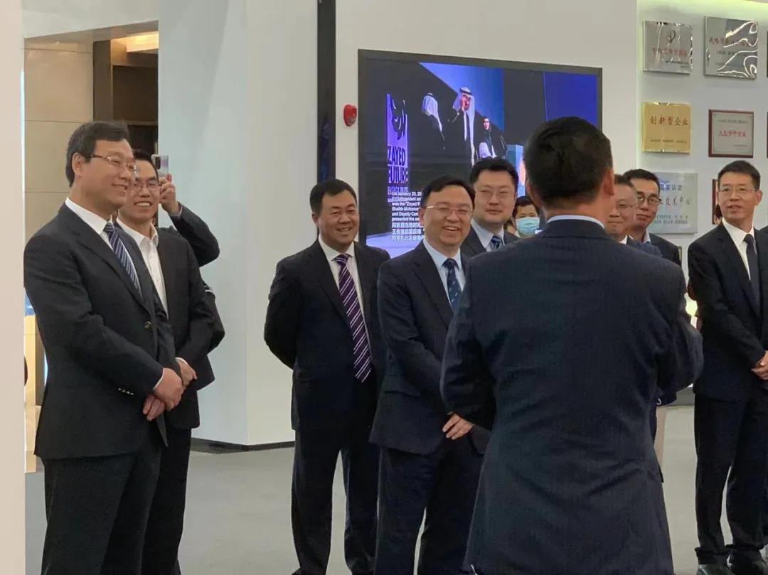 比亞迪董事長(zhǎng)兼總裁王傳福攜玲瓏輪胎董事長(zhǎng)、總裁王鋒等人參觀交流