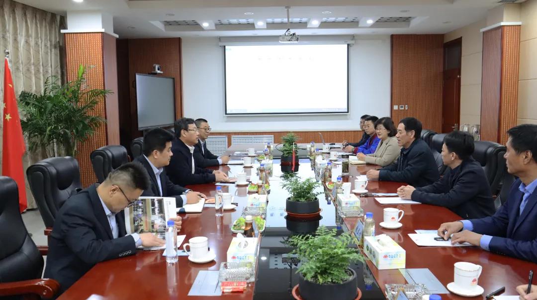 公司黨委書(shū)記竇寶森、董事長(zhǎng)竇勇、總經(jīng)理鄭洪霞等公司領(lǐng)導(dǎo)陪同