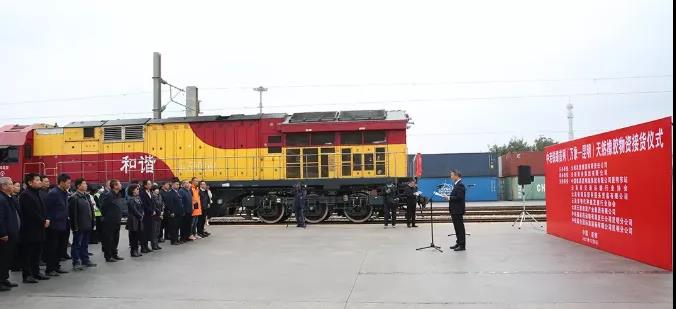 “中老鐵路首列(萬象—昆明)天然橡膠物資接貨儀式” “中老鐵路首列(萬象—昆明)天然橡膠物資接貨儀式”