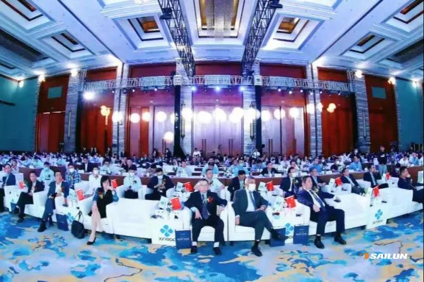 來自全球各地的300多位行業(yè)領(lǐng)袖、專家、學(xué)者參加峰會