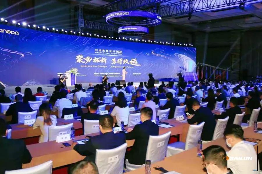 來自全球各地的300多位行業(yè)領(lǐng)袖、專家、學(xué)者參加峰會