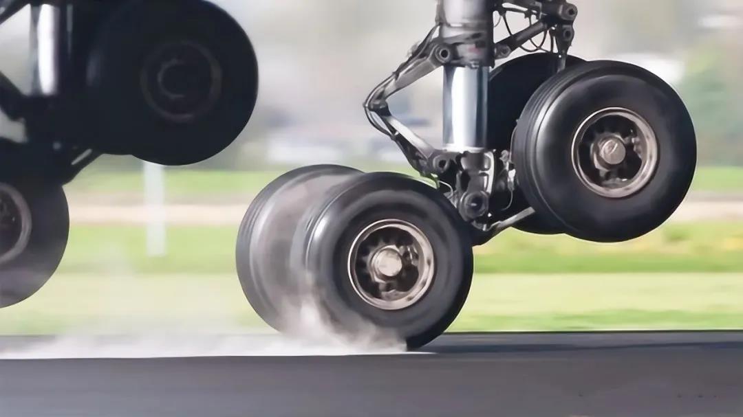 這股作用力要全靠戰(zhàn)斗機(jī)輪胎頂住 這股作用力要全靠戰(zhàn)斗機(jī)輪胎頂住